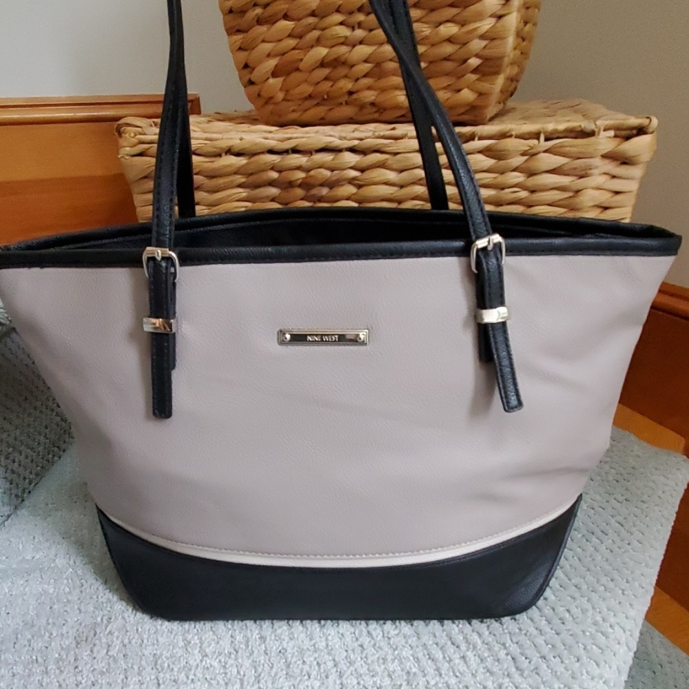 Price Drop ⬇️ Nine West Purse